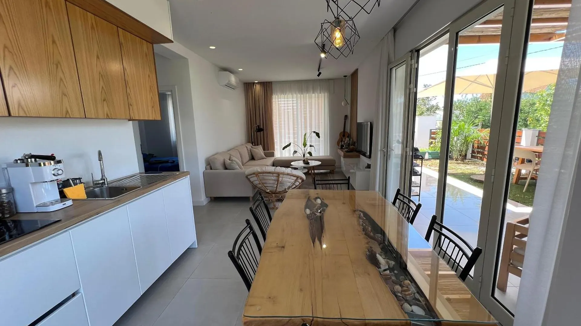 Vila Lumiere House Baks-Rrjoll Prázdninový dům