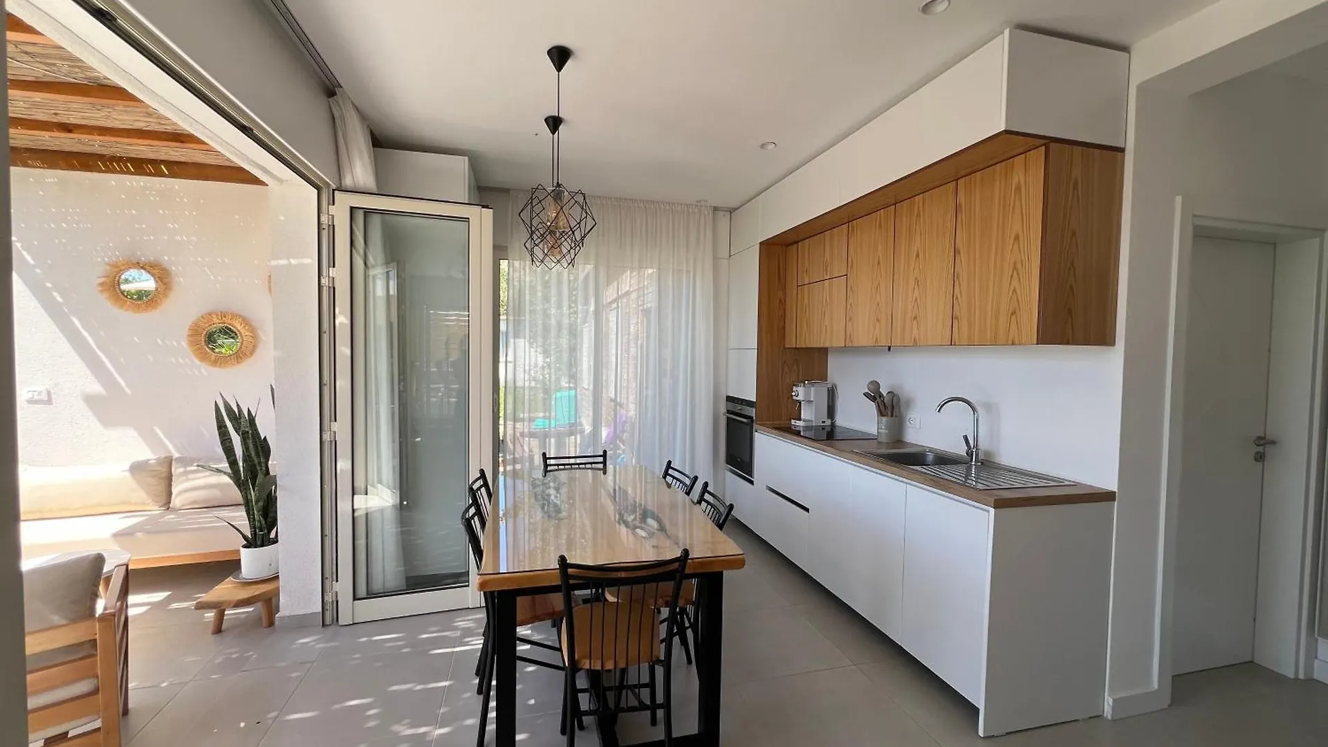 Lumiere House Villa Baks-Rrjoll 0*,